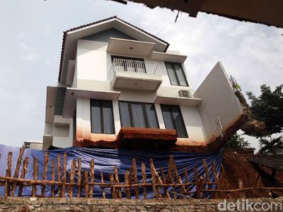 Melihat Lagi Rumah Melayang Akibat Longsor di Ciganjur