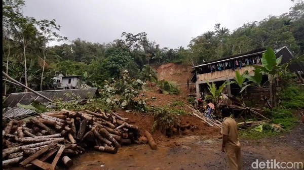 Longsor di Tasikmalaya timbun rumah dan jalan