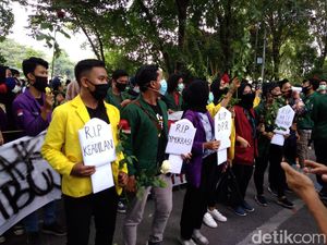 Bawa Batu Nisan, Mahasiswa Demo Tolak Omnibus Law di DPRD Sumut