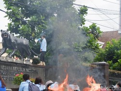 Demo Depan Mapolrestabe Bandung, Mahasiswa Kecam Tindakan Represif Polisi