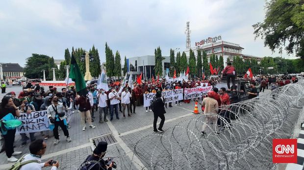 Solo, CNN Indonesia - Ratusan mahasiswa di Solo kembali menggelar aksi unjuk rasa di depan Balaikota Solo, Senin (10/12). Mereka mendesak Presiden Joko Widodo menerbitkan Peraturan Pemerintah Pengganti Undang-undang (Perppu) untuk membatalkan pasal-pasal bermasalah di UU Cipta Kerja (Ciptaker) yang disahkan DPR RI 5 November lalu.