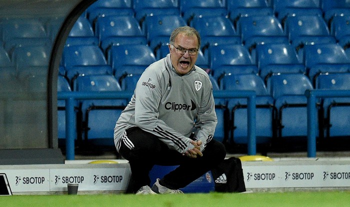 Marcelo Bielsa LEEDS, ENGLAND - SEPTEMBER 16: Marcelo Bielsa, Manager of Leeds United gives his team instructions during the Carabao Cup Second Round match between Leeds United and Hull City at Elland Road on September 16, 2020 in Leeds, England. (Photo by Oli Scarff - Pool/Getty Images)