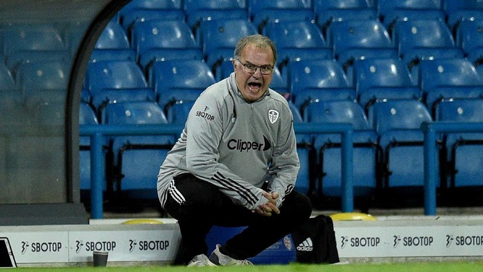 LEEDS, ENGLAND - SEPTEMBER 16: Marcelo Bielsa, Manager of Leeds United gives his team instructions during the Carabao Cup Second Round match between Leeds United and Hull City at Elland Road on September 16, 2020 in Leeds, England. (Photo by Oli Scarff - Pool/Getty Images)