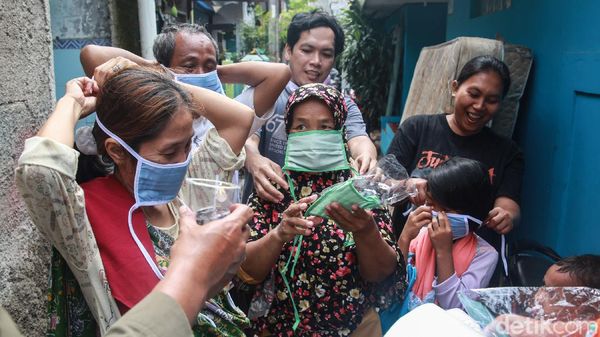 Pembagian Masker untuk Korban Longsor CIganjur