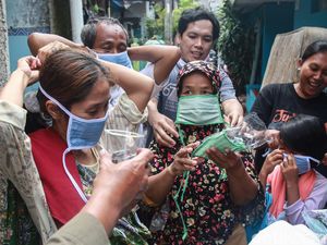 Pembagian Masker untuk Korban Longsor CIganjur