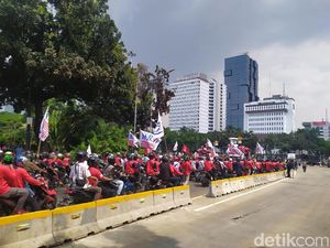 Tak Bisa Demo di Istana, Massa Buruh Bubarkan Diri di Patung Kuda