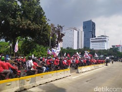 Tak Bisa Demo di Istana, Massa Buruh Bubarkan Diri di Patung Kuda