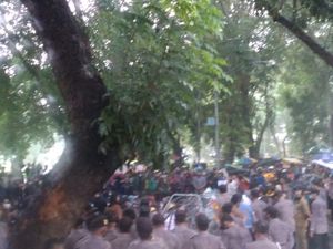 Hujan Deras, Massa Buruh Tetap Demo Tolak Omnibus Law di DPRD Sumut