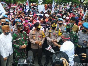 So Sweet...Demo Omnibus Law Semarang, Buruh-Polisi Saling Bagi Bunga So Sweet...Demo Omnibus Law Semarang, Buruh-Polisi Saling Bagi Bunga