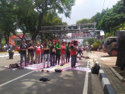 Massa Aksi KSBSI Salat di Jl Medan Merdeka Barat