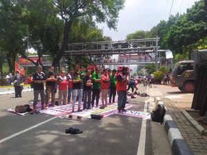 Massa Aksi KSBSI Salat di Jl Medan Merdeka Barat Massa Aksi KSBSI Salat di Jl Medan Merdeka Barat
