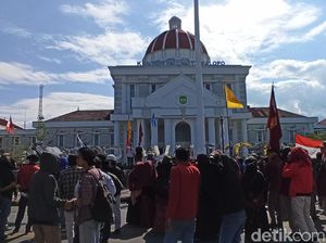 Demo Tolak UU Ciptaker di Balai Kota Palopo, Massa Tutup Jalan Protokol