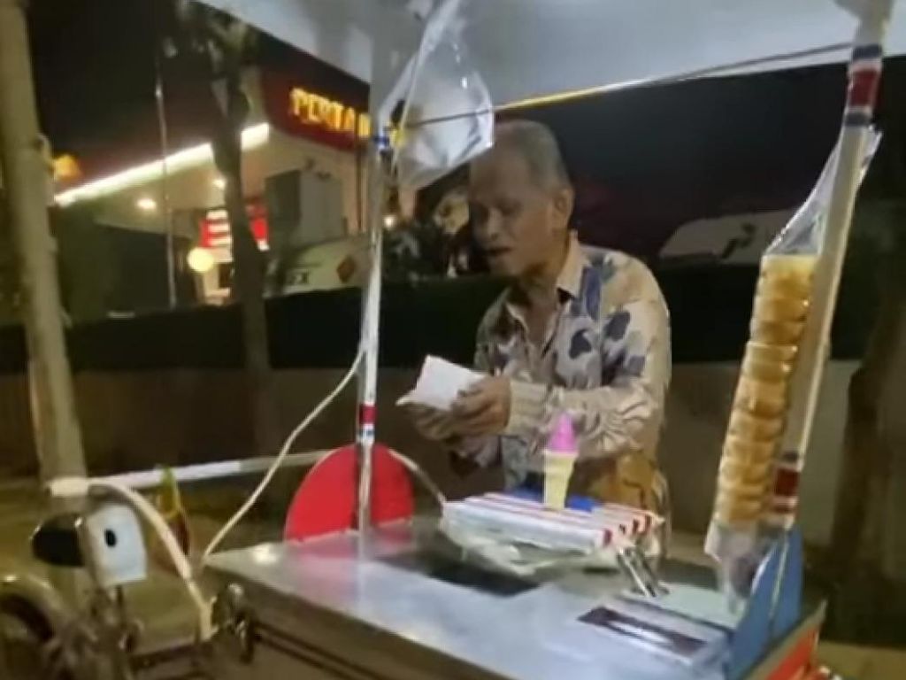 Mbah Siamin, Kakek 66 Tahun yang Tetap Semangat Jual Es Krim Orlando Mbah Siamin, Kakek 66 Tahun yang Tetap Semangat Jual Es Krim Orlando