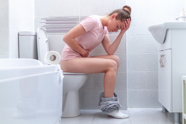 Menahan Buang Air Kecil/freepik.com Kebiasaan menahan buang air kecil juga dapat menimbulkan retesi urin. Namun orang awam sering mengartikan hal ini sebagai anyang-anyangan.