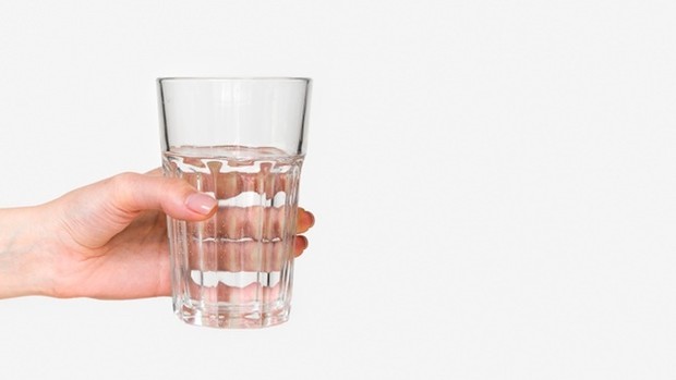 Karena buang air kecil setelah berguling-guling di atas jerami adalah ide yang bagus, jangan lupa minum air.