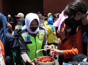 Momen Keakraban Pedemo Tolak Omnibus Law dengan Polisi di Mojokerto Momen Keakraban Pedemo Tolak Omnibus Law dengan Polisi di Mojokerto