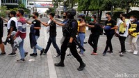 Momen Polisi Solo Amankan Penyusup Demo Omnibus Law