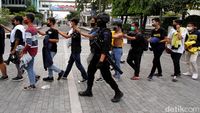 Momen Polisi Solo Amankan Penyusup Demo Omnibus Law