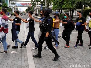 Momen Polisi Solo Amankan Penyusup Demo Omnibus Law