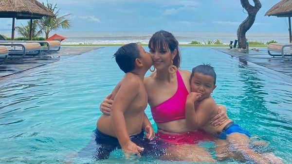 8 Gaya Nia Ramadhani Liburan di Bali, Perut Langsingnya Bikin Salfok