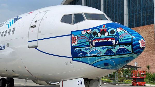Pesawat Garuda Pakai Masker Motif Barong Bali