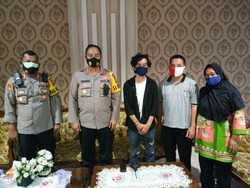 Polisi Jenguk Warga yang Diduga Kena Pukul Saat Demo Ricuh di Lampung