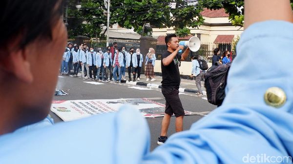 Polrestabes Bandung Digeruduk Mahasiswa, Ada Apa?