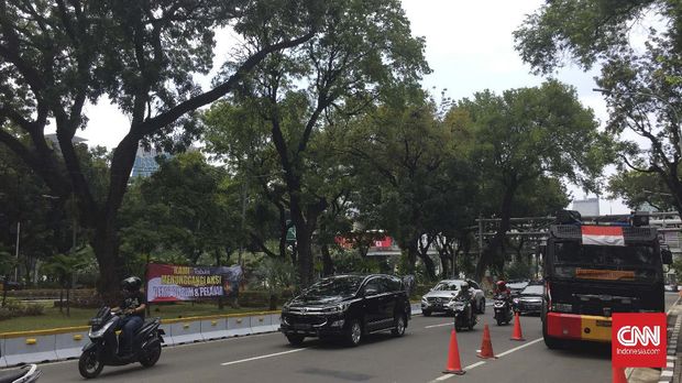 Polri mengerahkan sejumlah personel dan kendaraan taktis di sekitarJalan Medan Merdeka, Jakarta, Senin (12/10).