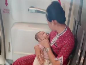 Video Pramugari Lion Air Tenangkan Bayi di Pesawat Tuai Pujian Netizen