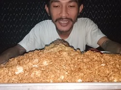 Gokil! Pria Kurus Ini Makan Nasi Goreng 5 Kilogram Sekaligus