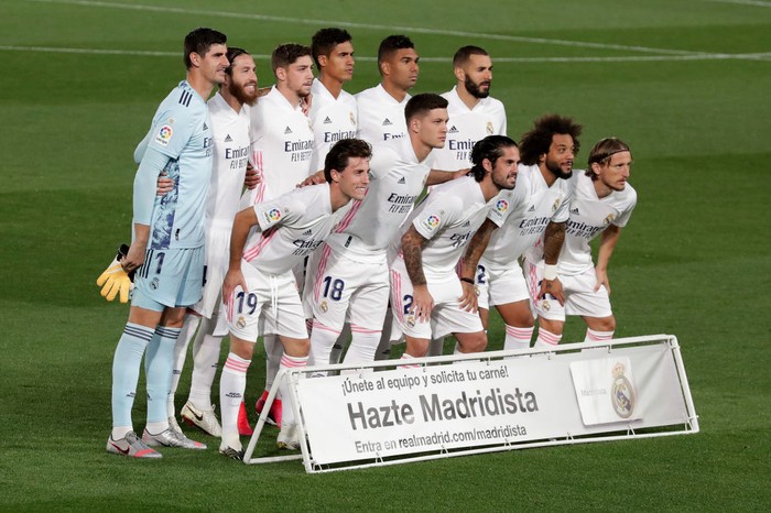 MADRID, SPAIN - SEPTEMBER 30: The Real Madrid team pose for a team photo prior to the La Liga Santander match between Real Madrid and Real Valladolid CF at Estadio Santiago Bernabeu on September 30, 2020 in Madrid, Spain. Football Stadiums around Europe remain empty due to the Coronavirus Pandemic as Government social distancing laws prohibit fans inside venues resulting in fixtures being played behind closed doors. (Photo by Gonzalo Arroyo Moreno/Getty Images)