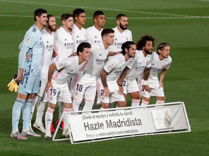 MADRID, SPAIN - SEPTEMBER 30: The Real Madrid team pose for a team photo prior to the La Liga Santander match between Real Madrid and Real Valladolid CF at Estadio Santiago Bernabeu on September 30, 2020 in Madrid, Spain. Football Stadiums around Europe remain empty due to the Coronavirus Pandemic as Government social distancing laws prohibit fans inside venues resulting in fixtures being played behind closed doors. (Photo by Gonzalo Arroyo Moreno/Getty Images)