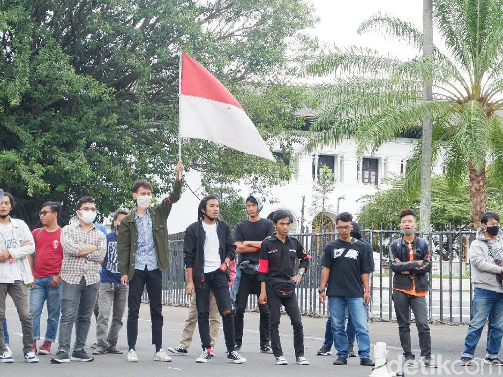 Demo di Gedung Sate, Mahasiswa Soroti Sikap Ridwan Kamil soal Omnibus Law Demo di Gedung Sate, Mahasiswa Soroti Sikap Ridwan Kamil soal Omnibus Law