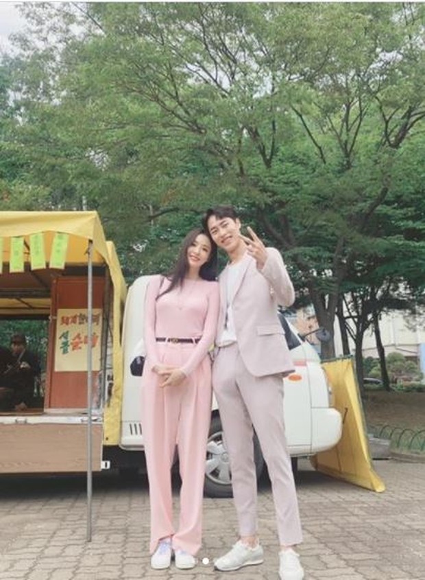 Foto kebersamaan Lee Jae Wook dan Lee Da Hee di lokasi syuting drama Search WWW