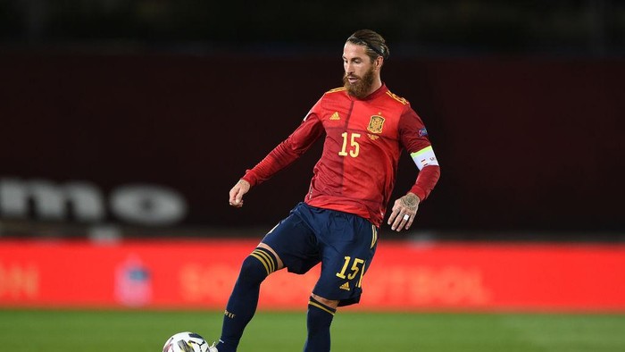 MADRID, SPAIN - OCTOBER 10: Sergio Ramos of Spain controls the ball during the UEFA Nations League group stage match between Spain and Switzerland at Estadio Alfredo Di Stefano on October 10, 2020 in Madrid, Spain. (Photo by Denis Doyle/Getty Images)