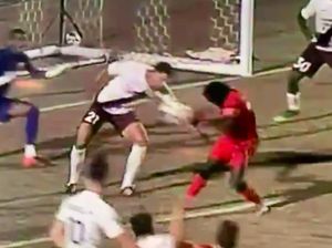 Cetak Gol Dramatis Pakai Cara... Tonjok Bola!