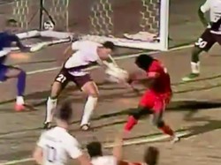 Cetak Gol Dramatis Pakai Cara... Tonjok Bola!