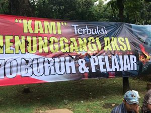 Spanduk KAMI Tunggangi Aksi Demo Buruh Membentang di Jakpus!