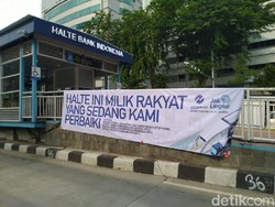 Spanduk Halte Ini Milik Rakyat Terpasang di Halte TransJ Usai Demo Ricuh