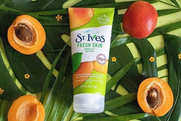 St. Ives Fresh Skin Apricot Scrub merupakan salah satu produk skincare dan makeup murah yang dipakai Gigi Hadid