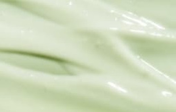 Tekstur Great Barrier Relief/ Sumber: www.kravebeauty.com Tekstur GBR sangat light. Walaupun dikatakan sebagai serum, teksturnya mirip moisturizer yang mudah menyerap.