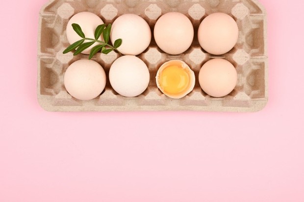 Kadar testosteron yang rendah dalam tubuh dapat berkontribusi pada ukuran testis yang lebih kecil dari rata-rata.