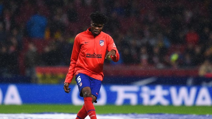MADRID, SPAIN - DECEMBER 01:  Thomas Partey of Atletico Madrid warms up prior to the Liga match between Club Atletico de Madrid and FC Barcelona at Wanda Metropolitano on December 01, 2019 in Madrid, Spain. (Photo by Denis Doyle/Getty Images)