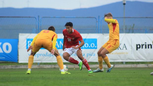 Gelandang Timnas Indonesia U-19 Jack Brown berupaya melewati pemain Makedonia Utara di Kroasia, Minggu (11/10),