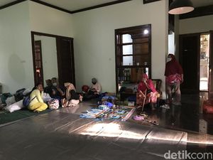 300 Warga Terdampak Banjir-Longsor Ciganjur, 169 Orang Ngungsi 300 Warga Terdampak Banjir-Longsor Ciganjur, 169 Orang Ngungsi