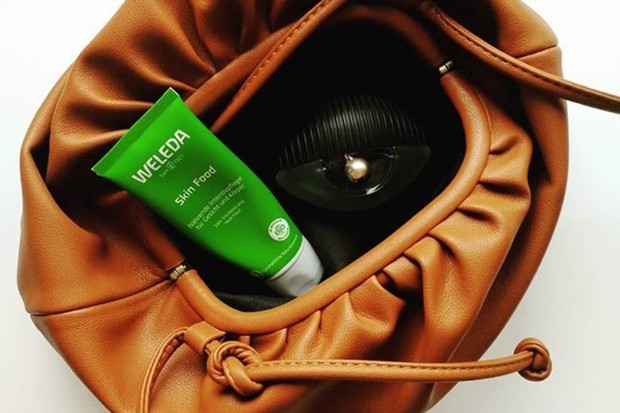 Weleda Skin Food adalah salah satu produk skincare dan makeup murah yang dipakai model Suki Waterhouse