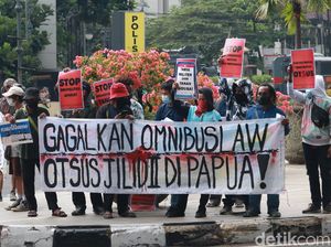 Aksi Demo Tolak Omnibus Law dan Otsus Jilid II Papua di Bandung