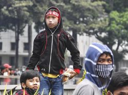 Duh, Anak di Bawah Umur Ikut Aksi Tolak UU Cipta Kerja