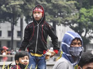 Duh, Anak di Bawah Umur Ikut Aksi Tolak UU Cipta Kerja