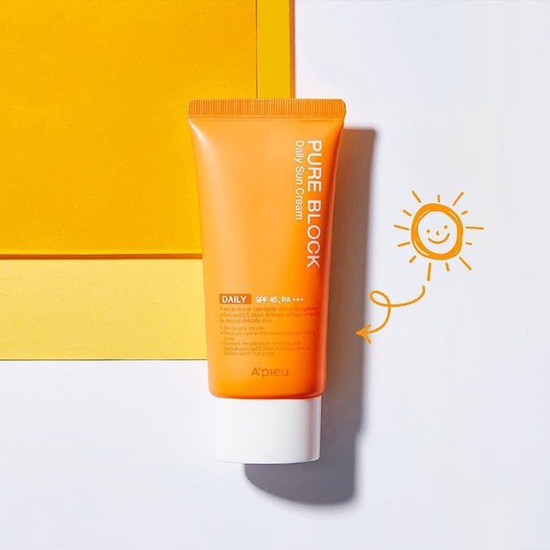 A'pieu Pure Block Natural Daily Sun Cream SPF45/PA/instagram.com/apieuph Lindungi kulit dari sinar UV yang berbahaya dengan sunscreen dari A’pieu, produk ini mengandung ekstrak lidah buaya, red fruits dan bunga.